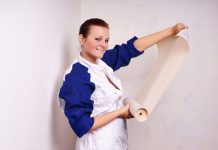 Behanguitstrijker, vouwen en bobbels gladstrijken vrouw behangen