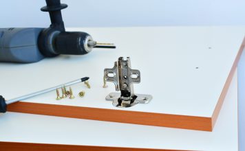 Losgeraakte keukendeur repareren keukenkastje repareren