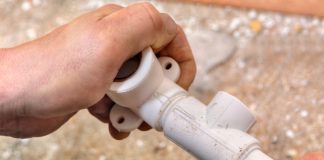 Het lijmen en bevestigen van PVC afvoeren pvc buis lijmen loodgieter