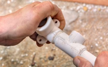 Het lijmen en bevestigen van PVC afvoeren pvc buis lijmen loodgieter