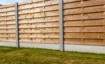 Een schutting van tuinschermen plaatsen schutting