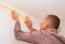 Voorbereiden van schilderwerkzaamheden muur afplakken schilderen