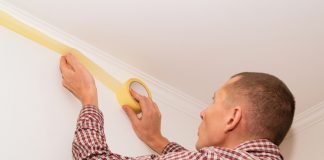 Voorbereiden van schilderwerkzaamheden muur afplakken schilderen