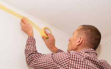 Voorbereiden van schilderwerkzaamheden muur afplakken schilderen