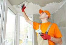 Gereedschap en hulpmiddelen om te pleisteren pleisteren