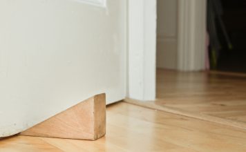 Wig wig onder een deur