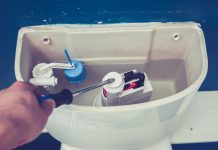 Aanslag in toilet stortbak verwijderen aanslag stortbak