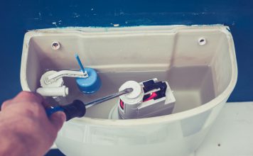 Aanslag in toilet stortbak verwijderen aanslag stortbak