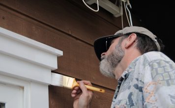 Welke hoogglanslak is geschikt voor buiten? man buiten schilderen