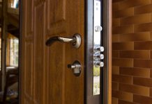 Veiligheidsslot in deur plaatsen Veiligheidsslot