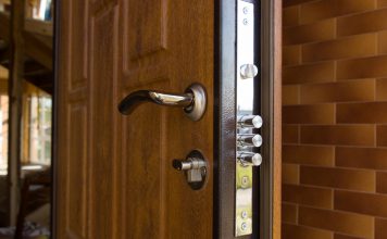 Veiligheidsslot in deur plaatsen Veiligheidsslot