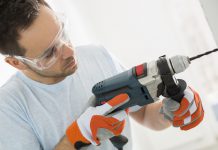 Boormachine man met boormachine