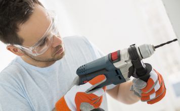 Boormachine man met boormachine