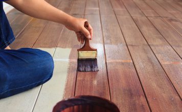 Hout behandelen met olie, lak, beits of wax hout behandelen