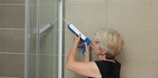 vrouw douche afkitten