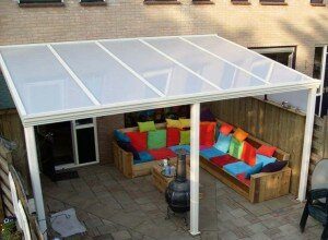 Een overkapping d.m.v. kunststof polycarbonaat platen