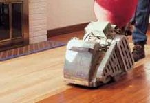 Houten vloer schuren met parketschuurmachine