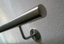 Losse trapleuning vast zetten