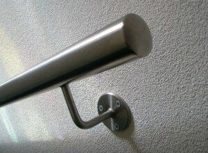 Losse trapleuning vast zetten