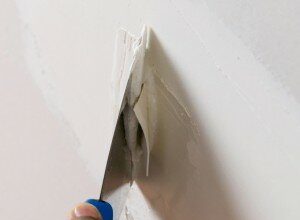 Scheur of gat opvullen in een muur