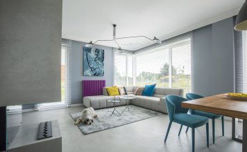 Banken en fauteuils moderne woonkamer met mooie bank