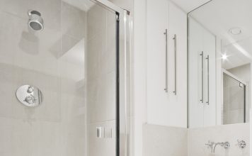 Een douchekamer in plaats van badkamer douchekamer