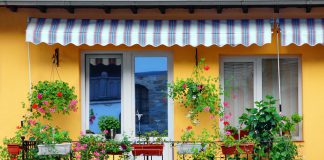 Waarom buitenzonwering effectiever is dan binnenzonwering zonnescherm bij balkon