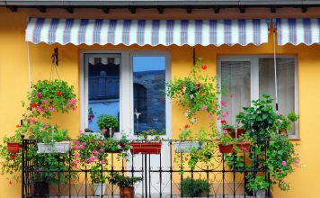 Waarom buitenzonwering effectiever is dan binnenzonwering zonnescherm bij balkon