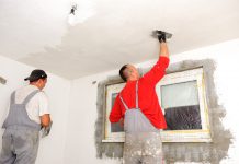 Ga je klussen in je nieuwe woning? Dit zijn 4 tips 2 mensen aan het klussen in huis