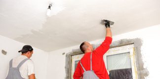 Ga je klussen in je nieuwe woning? Dit zijn 4 tips 2 mensen aan het klussen in huis