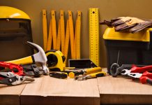 Noodzakelijke spullen in de gereedschapskist gereedschapskist