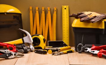 Noodzakelijke spullen in de gereedschapskist gereedschapskist