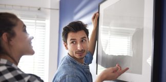 stel dat samen fotolijst ophangt