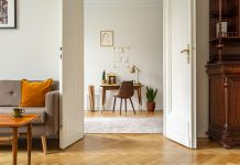 Donkere vs. lichte visgraat PVC vloeren en je interieur visgraat vloer