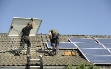 Het aanleggen van zonnepanelen Depositphotos_12145575_S