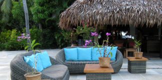 modern terras met mooie tegels