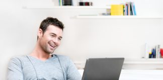 man ontspannen op de bank