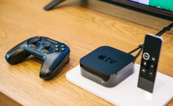 Van klassieke bordspellen tot online games: 5 spellen die populair zijn over de generaties heen diverse apparaten op een tafel