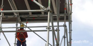 bouwvakker op een steiger