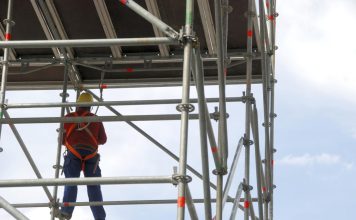 Steigers vervoeren, hoe pak je dat aan? bouwvakker op een steiger
