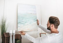 Hoe hang je een schilderij of poster op: een gedetailleerde gids Depositphotos_152777080_S