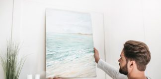 Hoe hang je een schilderij of poster op: een gedetailleerde gids Depositphotos_152777080_S