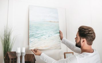 Hoe hang je een schilderij of poster op: een gedetailleerde gids Depositphotos_152777080_S