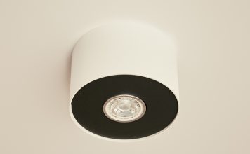 Aan de slag met het monteren van een plafondlamp plafondlamp