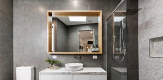 Badkamer toilet wastafel waskom inloopdouche