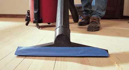 Houten vloer schuren met parketschuurmachine, schoonmaken